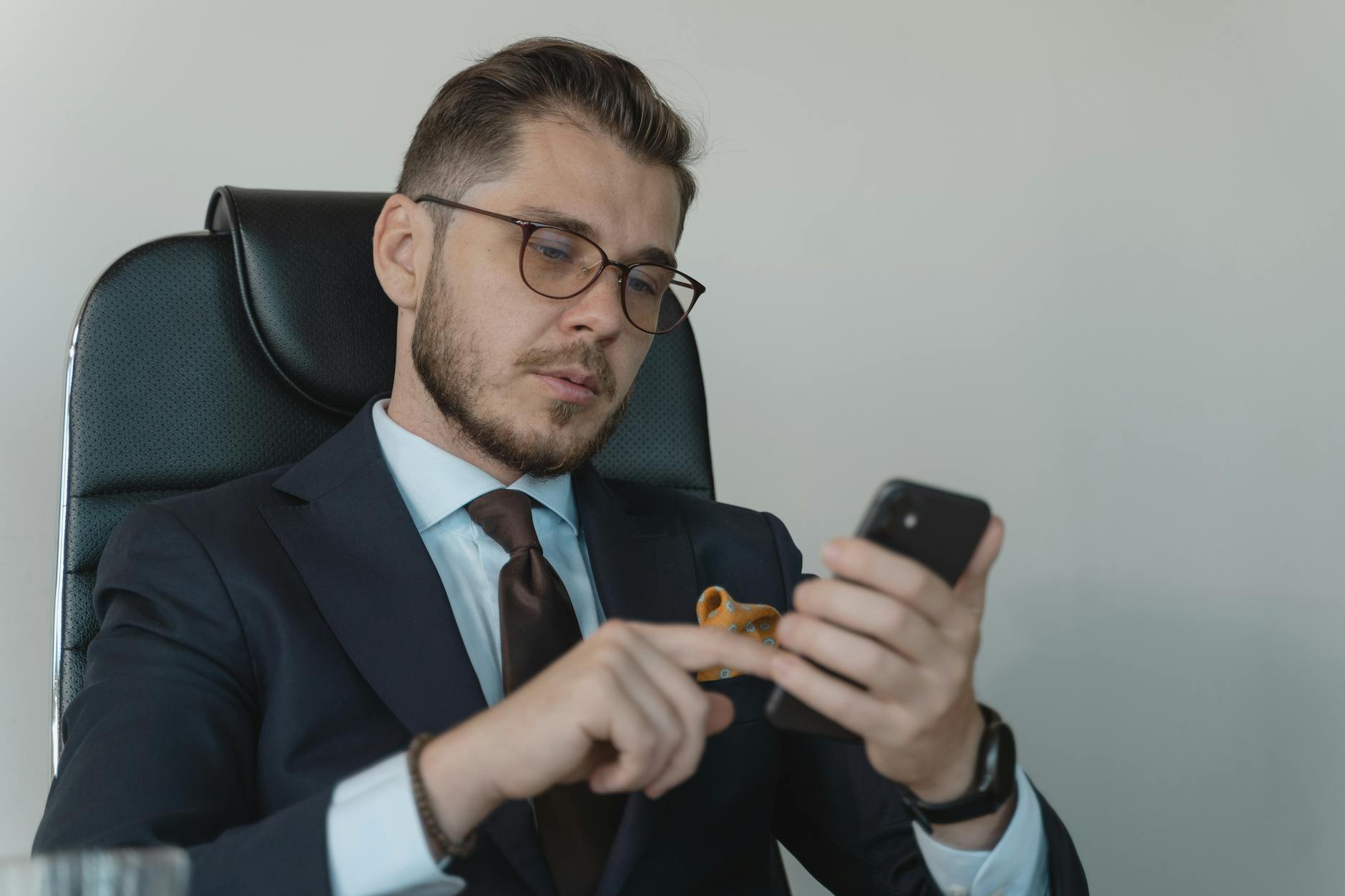 Modern ofiste mobil cihaz kullanan profesyonel ve güvenlik katmanı gösterimi